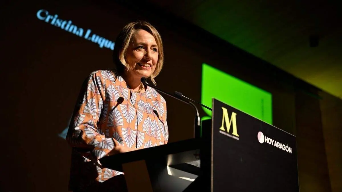 Cristina Luque, recogiendo el galard&oacute;n. /HOY ARAG&Oacute;N