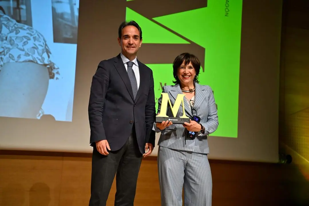 Mercedes Gracia, recibiendo el Premio Mujer Influyente de Arag&oacute;n 2026 en la categor&iacute;a de Comunicaci&oacute;n. / MARCOS CEBRI&Aacute;N