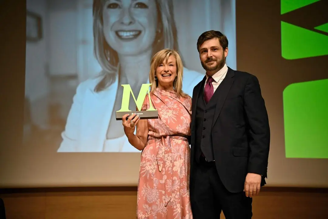 Valle Garc&iacute;a de Novales recibiendo en Premio Mujer Influyente de Arag&oacute;n 2026 en la categor&iacute;a de Financiero y Jur&iacute;dico. / MARCOS CEBRI&Aacute;N