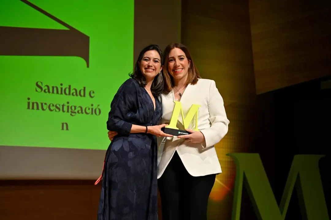 Cristina Sancho, recibiendo el Premio Mujer Influyente de Arag&oacute;n 2026 en la categor&iacute;a de Sanidad / MARCOS CEBRI&Aacute;N