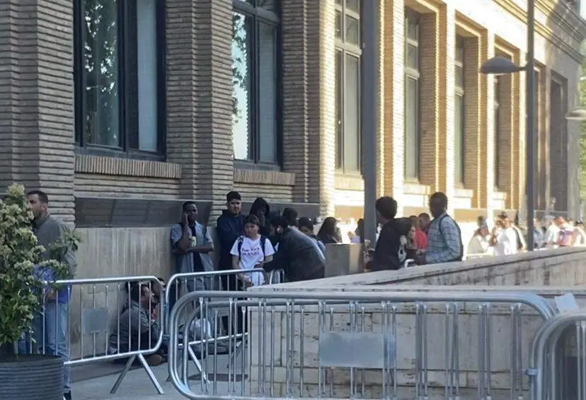 Filas a las puertas del Ayuntamiento de Zaragoza. /HA