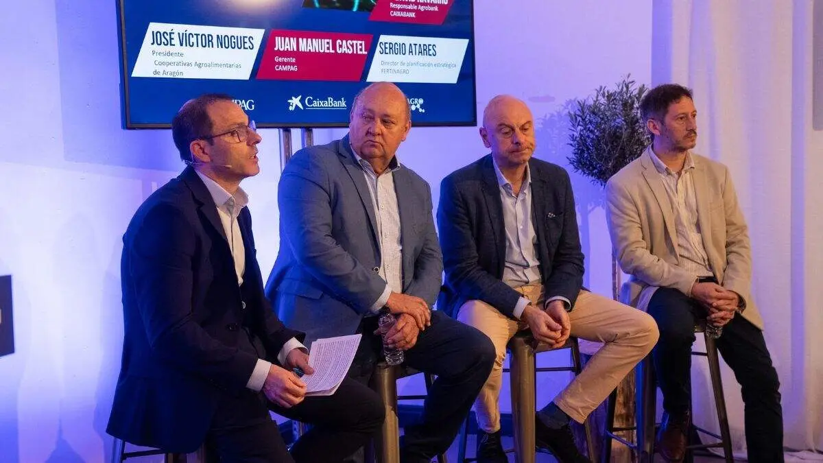 David Navarro (a la izda.) moder&oacute; la mesa de debate con V&iacute;ctor Nogu&eacute;s, Sergio Atares y Juan Manuel Castel. / SERGIO RUBIO