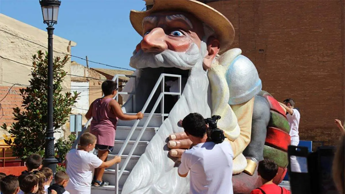 Pedrola tiene su propio tragachicos, con la figura de Don Quijote. / AYTO. PEDROLA