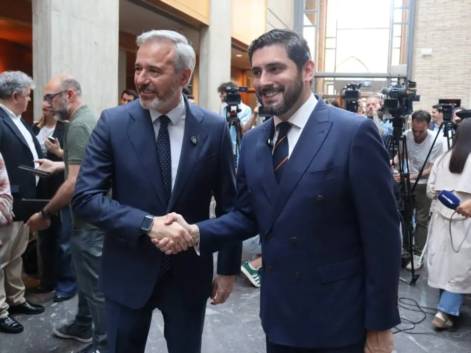El presidente del Gobierno de Arag&oacute;n, Jorge Azc&oacute;n, y el portavoz de Vox en Arag&oacute;n, Alejandro Nolasco / HOY ARAG&Oacute;N