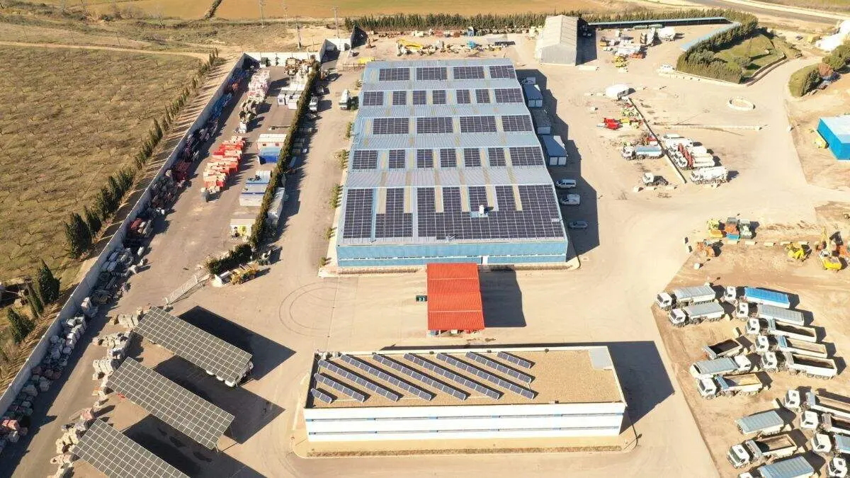 Parque fotovoltaico instalado en el centro de producci&oacute;n de Grupo MLN en B&aacute;rboles (Zaragoza). / GRUPO MLN