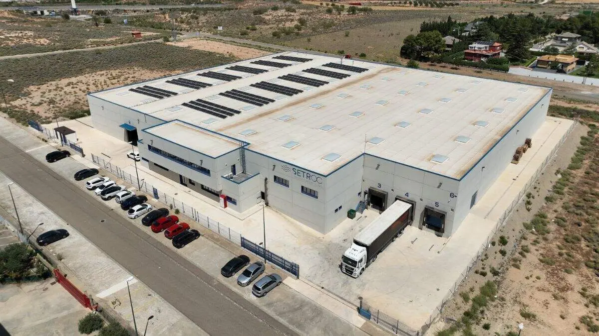 Paneles solares en la cubierta de la f&aacute;brica de Setroc en Muel (Zaragoza). / SETROC