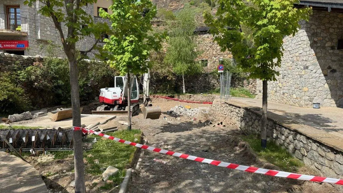 Obras del futuro espacio para mayores de Benasque, con fondos del Plan de Obras de DPH. / HA