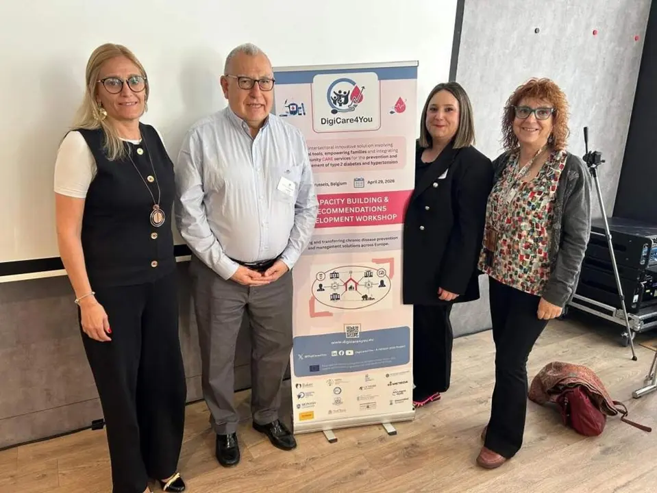 La doctora Marcela Amestoy, a la izquierda, con otros miembros del equipo de investigaci&oacute;n de A. Primaria, que han presentado su trabajo en Europa. / GOBIERNO DE ARAG&Oacute;N