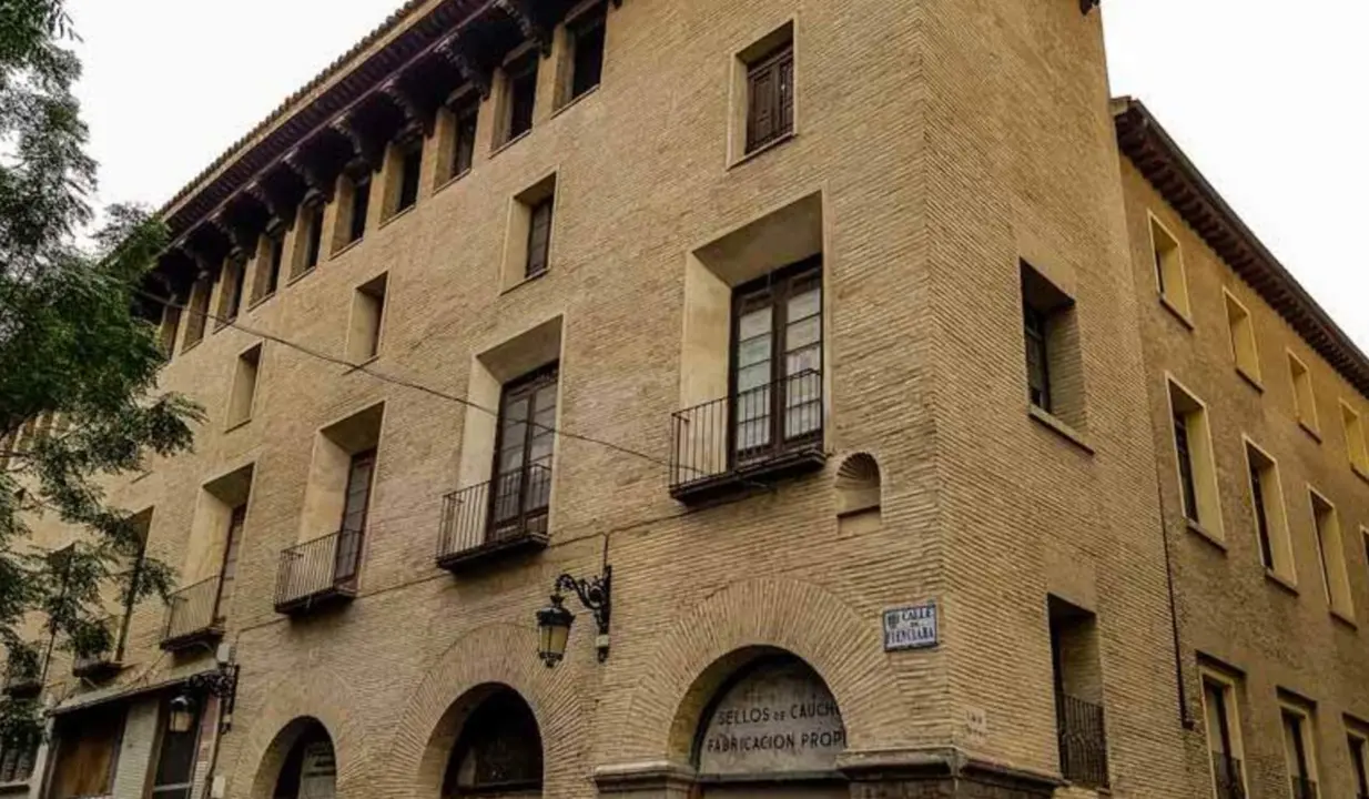 El Palacio de Fuenclara, abandonado a su suerte por la desidia / HOY ARAG&Oacute;N