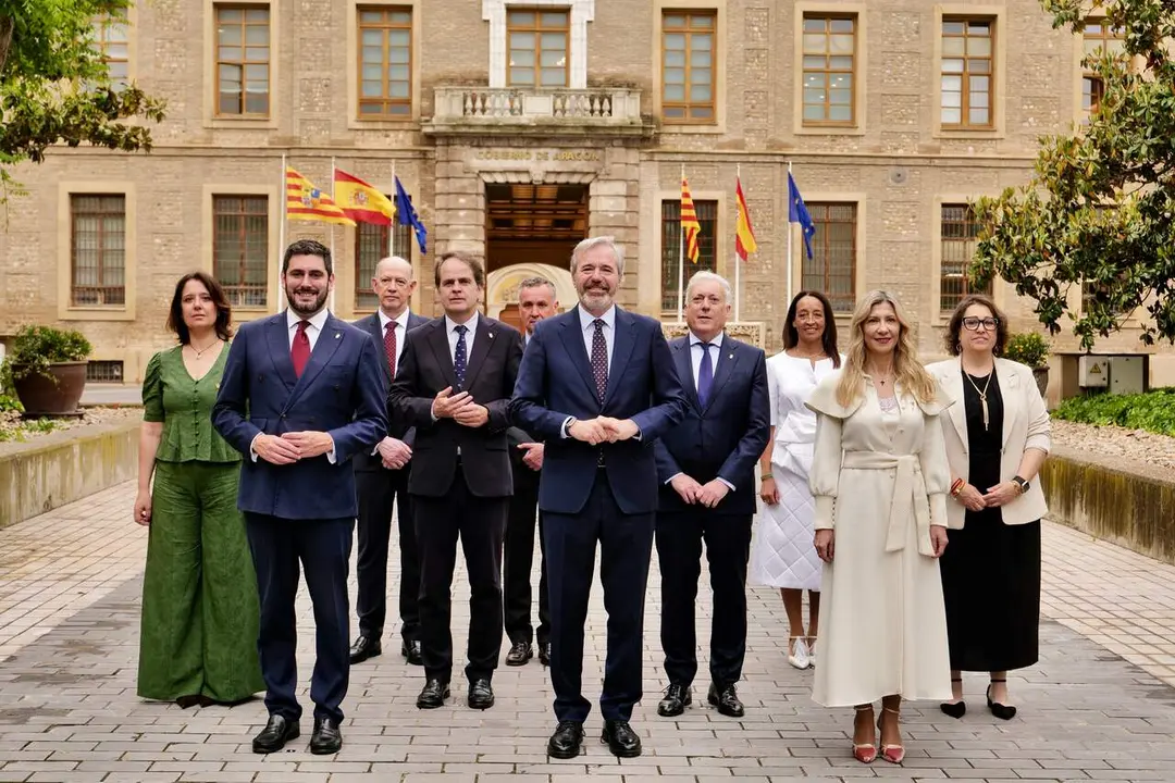 Jorge Azc&oacute;n junto a los nuevos consejeros del Gobierno de Arag&oacute;n / Fabi&aacute;n Sim&oacute;n