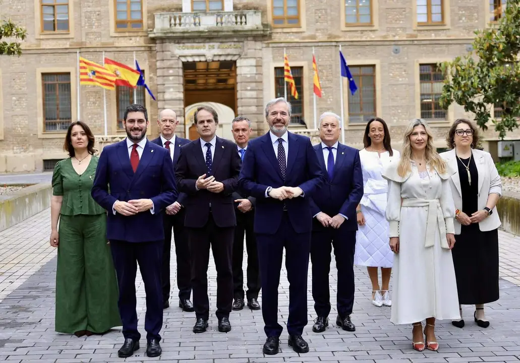 Jorge Azc&oacute;n junto a los nuevos consejeros del Gobierno de Arag&oacute;n