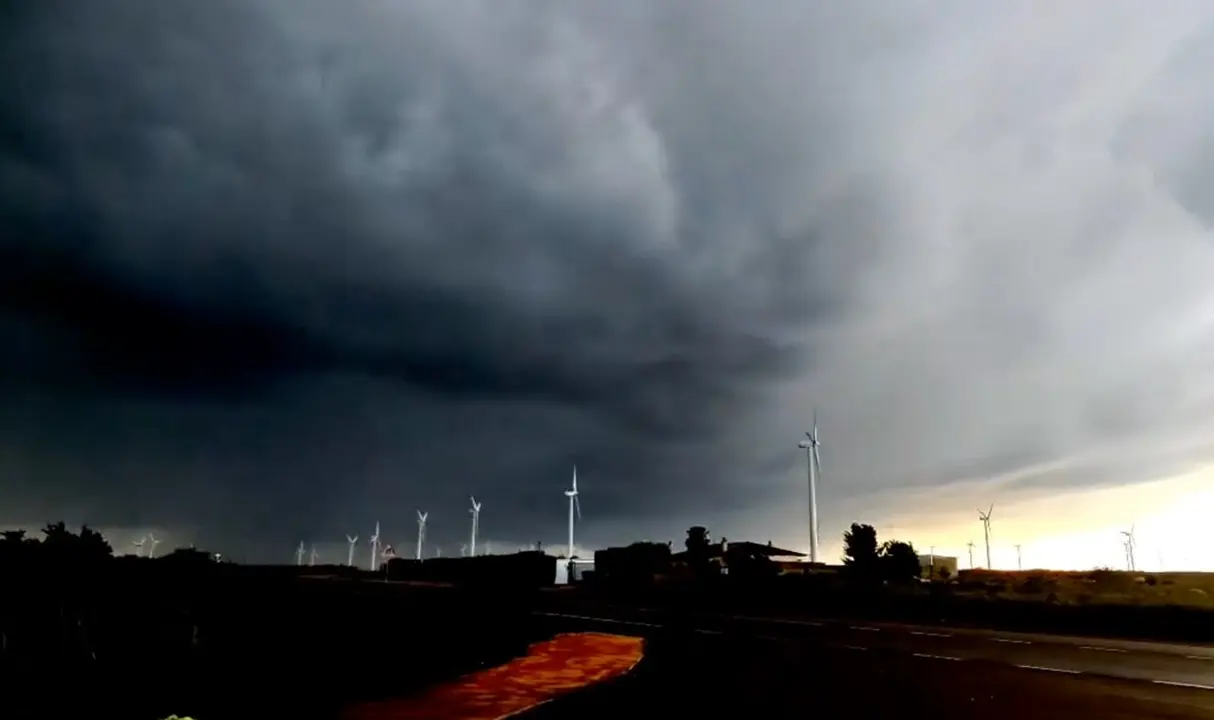 Un Cumulonimbus arcus, una de las nubes m&aacute;s espectaculares y codiciadas por los cazadores de tormentas / Ruben Aibar