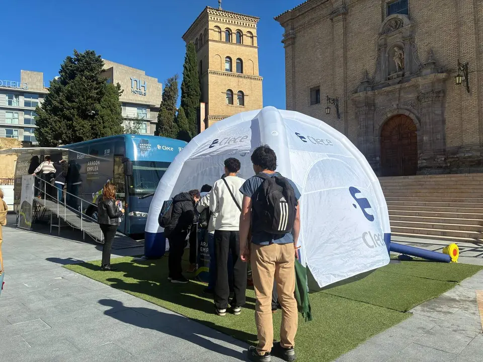 Jornada de la &lsquo;Ruta Arag&oacute;n Emplea&rsquo; de Clece en Zaragoza, con decenas de personas acudiendo al autob&uacute;s de selecci&oacute;n