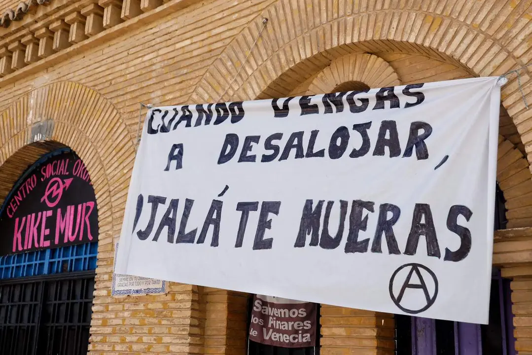 Mensajes contra el desalojo del Kike Mur, el centro social okupado en la antigua c&aacute;rcel de Torrero. /AZ