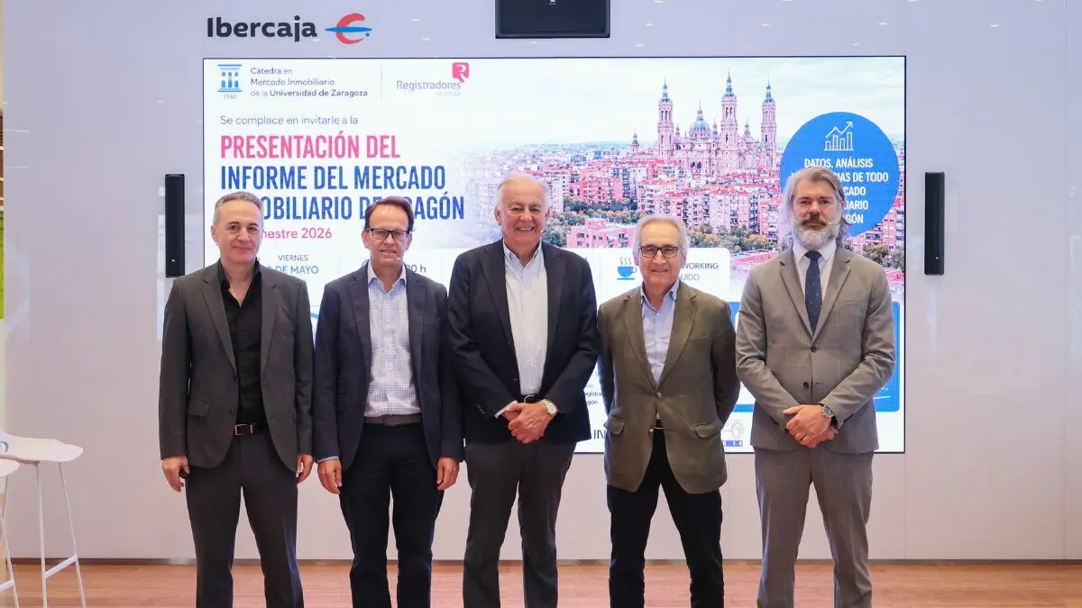 El director de la C&aacute;tedra, Luis Fabra; el director general de Grupo Plaza 14, Fernando Mont&oacute;n; el presidente del Colegio de Agentes de la Propiedad Inmobiliaria de Arag&oacute;n, Fernando Baena; y arquitecto socio en Ingennus, Fernando Used; y el jefe de An&aacute;lisis Econ&oacute;mico y Financiero de Ibercaja, Santiago Mart&iacute;nez