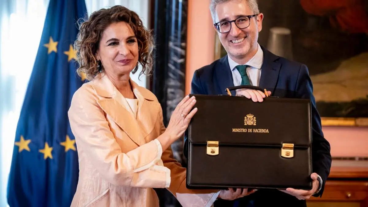 La exministra de Hacienda, Mar&iacute;a Jes&uacute;s Montero y el actual cargo ministerial, Arcadi Espa&ntilde;a / EP