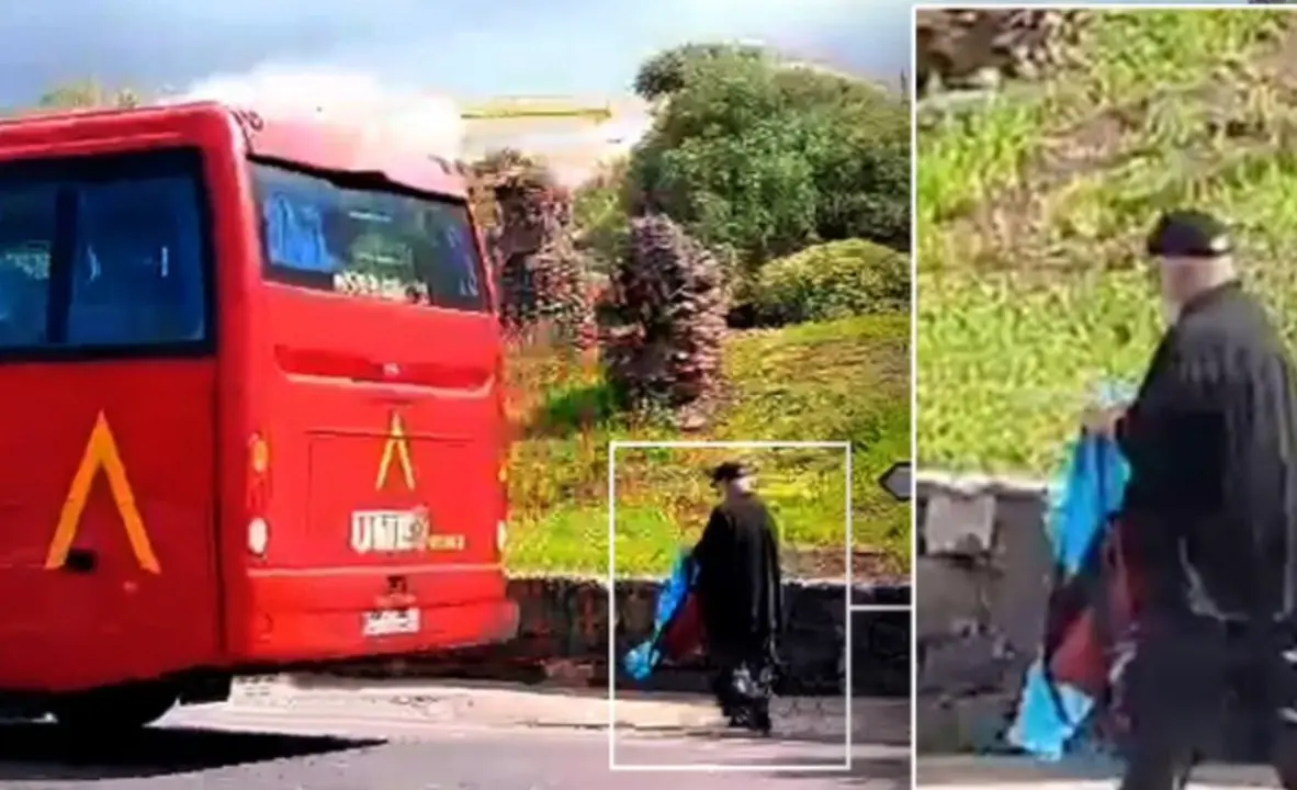 El momento captado por una c&aacute;mara donde un sanitario sin EPI accede al autob&uacute;s de la UME / Ok Diario