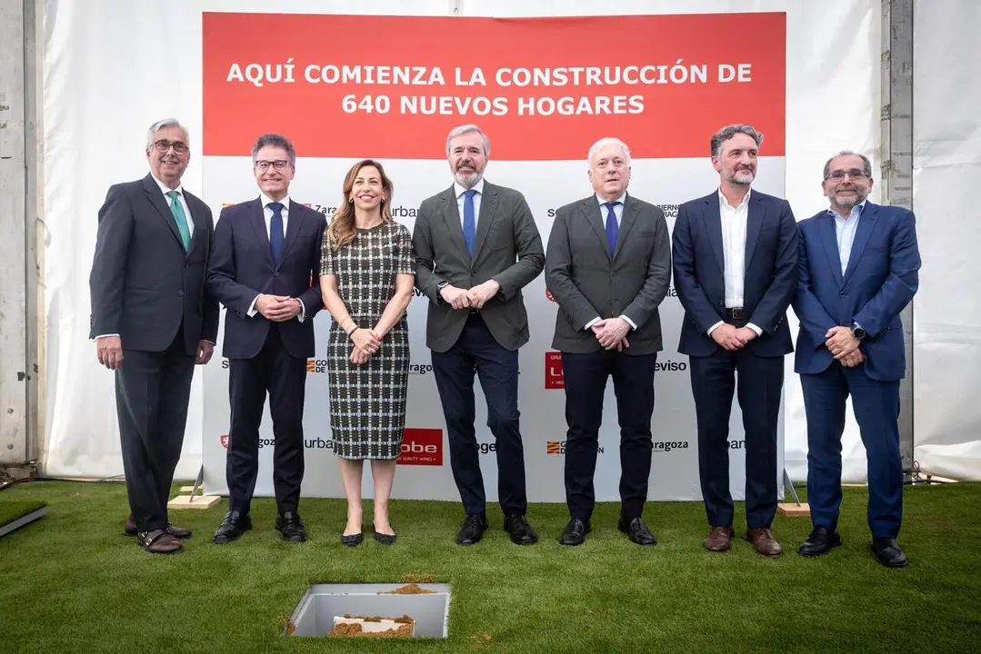 La puesta de la primera piedra de la construcci&oacute;n de las viviendas de alquiler asequible entre Miralbueno y Rosales del Canal / AZ