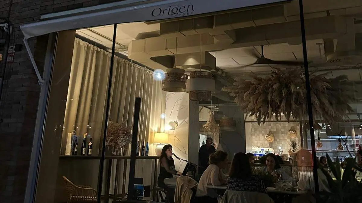 La cantante Ariadna Redondo actuando en el restaurante Origen 1952 de Zaragoza.