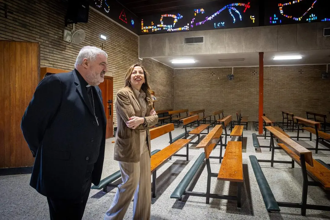 La alcaldesa Natalia Chueca junto a Carlos Escribano, el arzobispo de Zaragoza