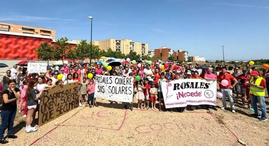 Concentraci&oacute;n del pasado mes de junio en Rosales del Canal Asociaci&oacute;n de Vecinos Entrelagos - (Archivo)