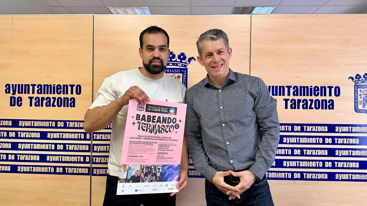 El chef Gabriel Morales y el concejal de Festejos, Jos&eacute; Antonio Docando, durante la presentaci&oacute;n de 'Babeando Ternasco'