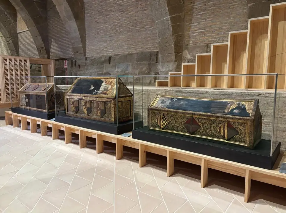 Urnas funerarias expuestas en el Monasterio de Santa Mar&iacute;a de Sijena. / EUROPA PRESS