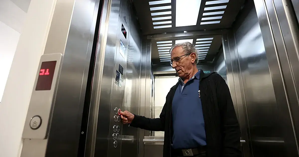 Un hombre se sube al ascensor de su casa / HOY ARAG&Oacute;N