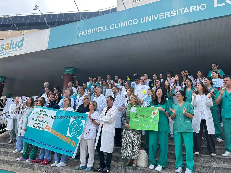 Manifestaci&oacute;n de m&eacute;dicos aragoneses contra el Estatuto Marco a las puertas del Hospital Cl&iacute;nico de Zaragoza. / H.A.