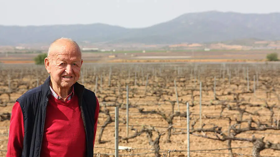 El expresidente del Consejo Regulador de la D. O. Cari&ntilde;ena, F&eacute;lix B&aacute;guena Isiegas / Ayuntamiento de Cari&ntilde;ena