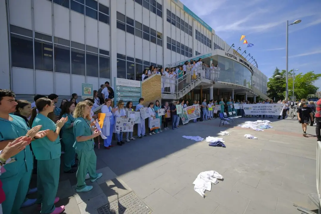 Concentraci&oacute;n ante el hospital Miguel Servet (13)