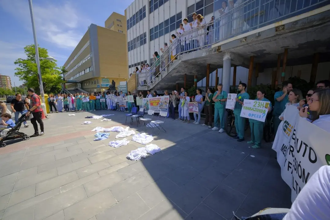 Concentraci&oacute;n ante el hospital Miguel Servet (12)
