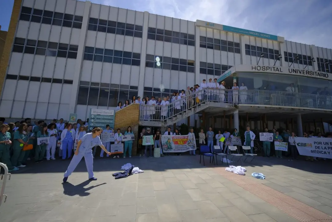 Concentraci&oacute;n ante el hospital Miguel Servet (2)