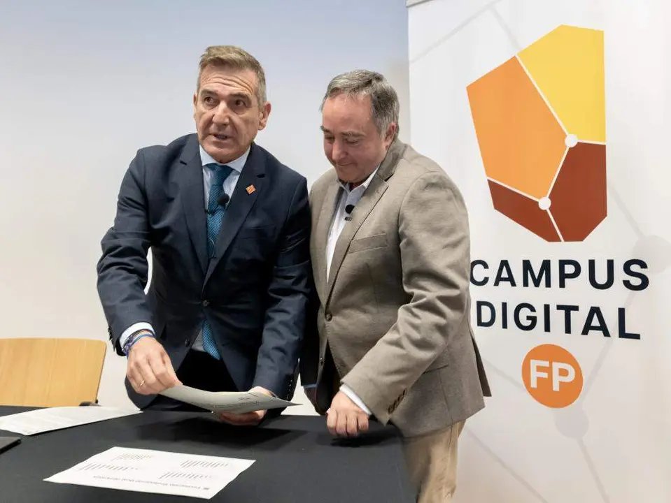 Presentaci&oacute;n de la nueva oferta de FP para el pr&oacute;ximo curso El director general de Planificacion, Centros y FP, Luis Mallada, junto al jefe de FP, &Oacute;scar S&aacute;nchez, en una presentaci&oacute;n anterior. / FABI&Aacute;N SIM&Oacute;N