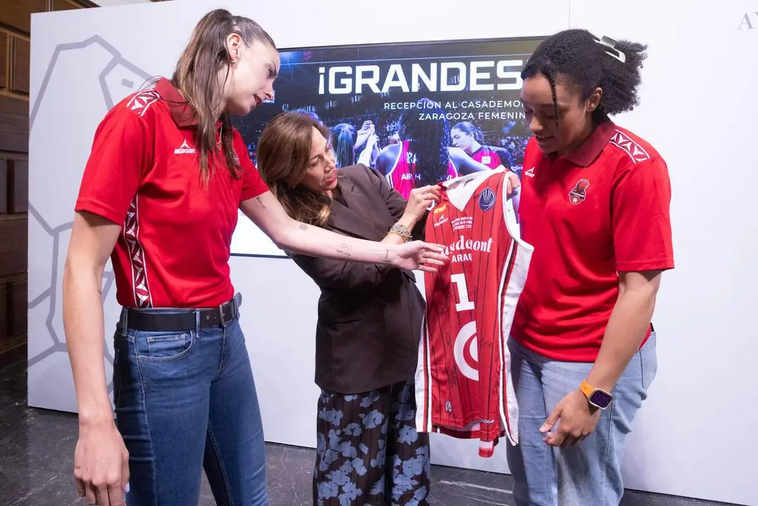 Las jugadoras del equipo Casademont Zaragoza recibidas en el Ayuntamiento. /AZ