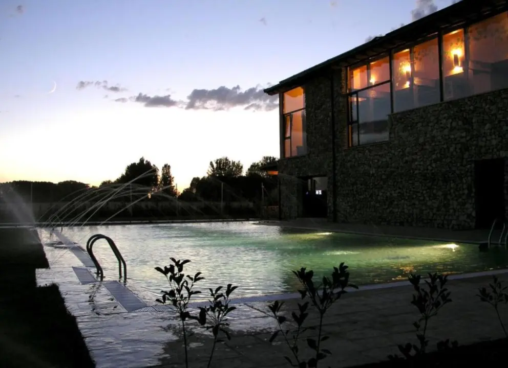As&iacute; es esta casa rural con piscina y todo detalle / Booking