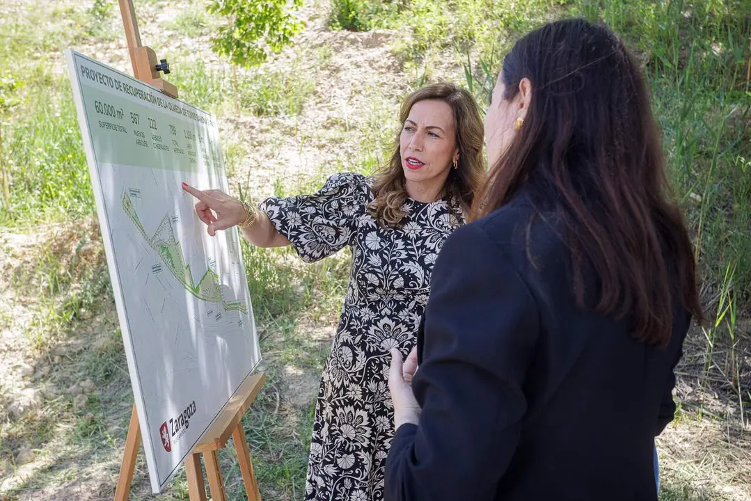 La alcaldesa junto a la consejera de Medio Ambiente, Tatiana Gaudes. /AZ