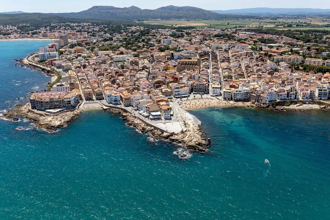 Vista a&eacute;rea de L'Escala, en Gerona / Web Oficial de Turismo de L'Escala-Empuries