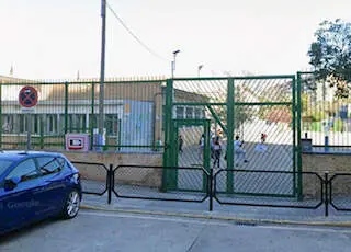 Imagen de la entrada del colegio Juan XIII de Zaragoza donde tuvieron lugar los hechos/Google Maps