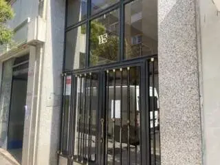 Portal del n&uacute;mero 15 de la calle Batalla de Lepanto donde fue encontrada la v&iacute;ctima/H.A.