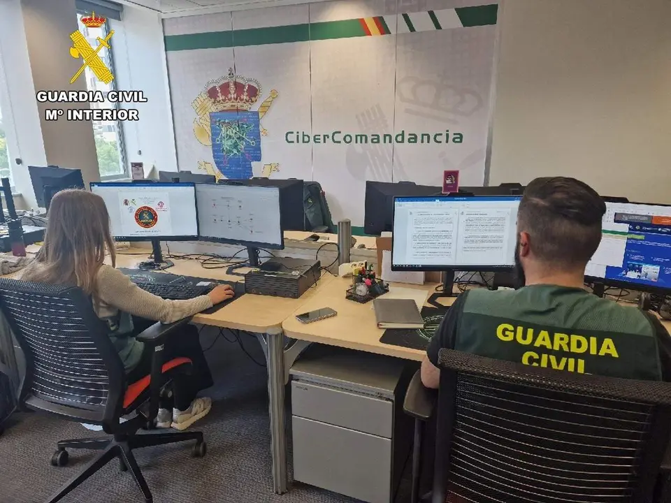 Agentes del Equipo @ de la Cibercomandancia de la Guardia Civil
- GUARDIA CIVIL