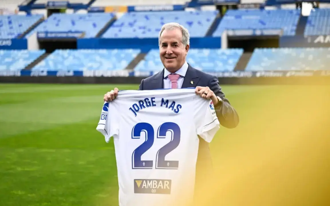 El presidente del Real Zaragoza, Jorge Mas, con la camiseta blanquilla, el d&iacute;a que firm&oacute; la compra del club junto al resto de inversores / Marcos Cebri&aacute;n para HOY ARAG&Oacute;N