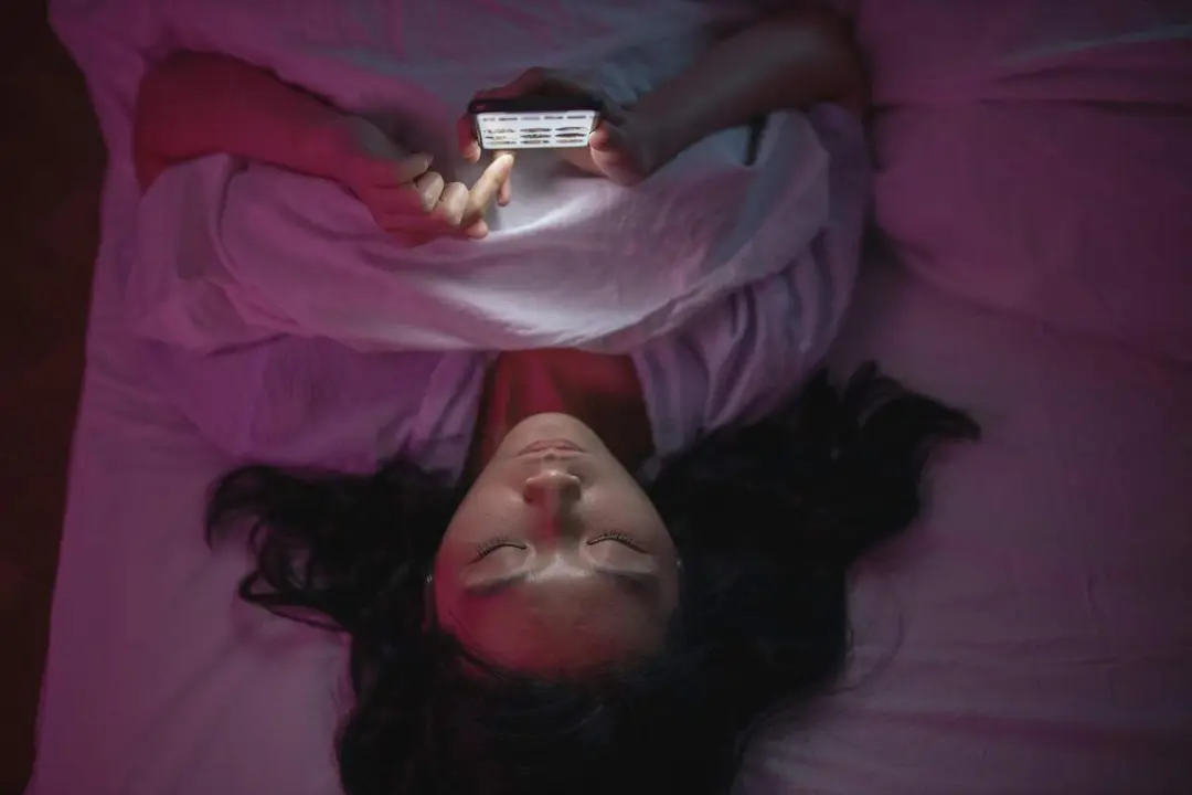 Una joven mirando el m&oacute;vil, en una imagen de archivo / Pexels