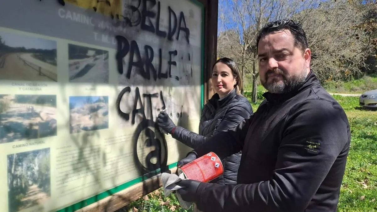 David Arranz, limpiando pintadas catalanistas en un municipio de Huesca / Vox