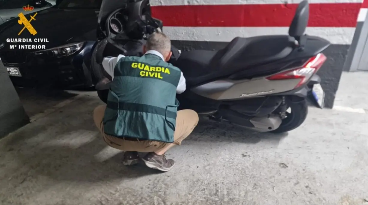 El joven investigado en Zaragoza por un uso fraudulento de un ciclomotor. / Guardia Civil