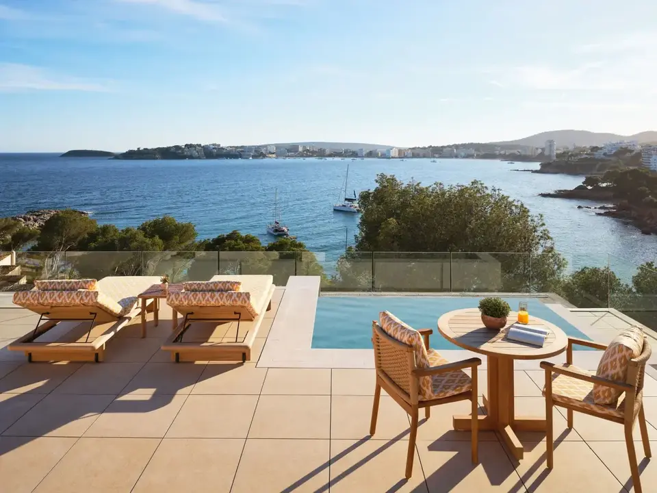 Terraza de la Suite Premier con vistas al mar y piscina en la azotea / Mandarin Oriental