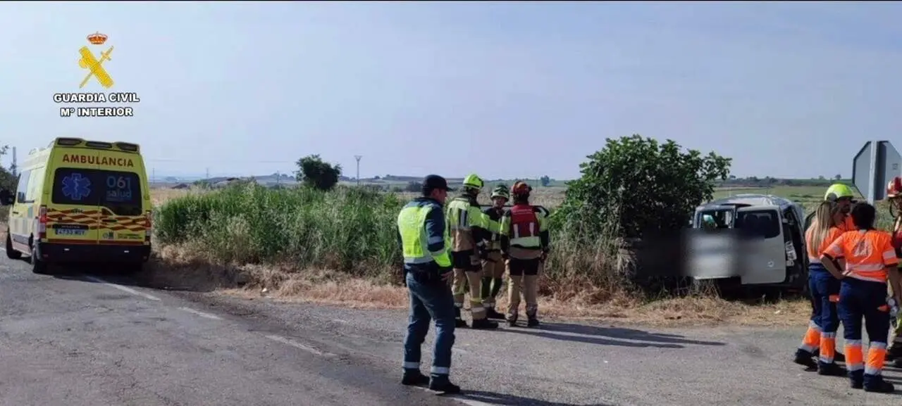 Guardia Civil y servicios de emergencia en el lugar donde se ha producido el accidente. /Guardia Civil