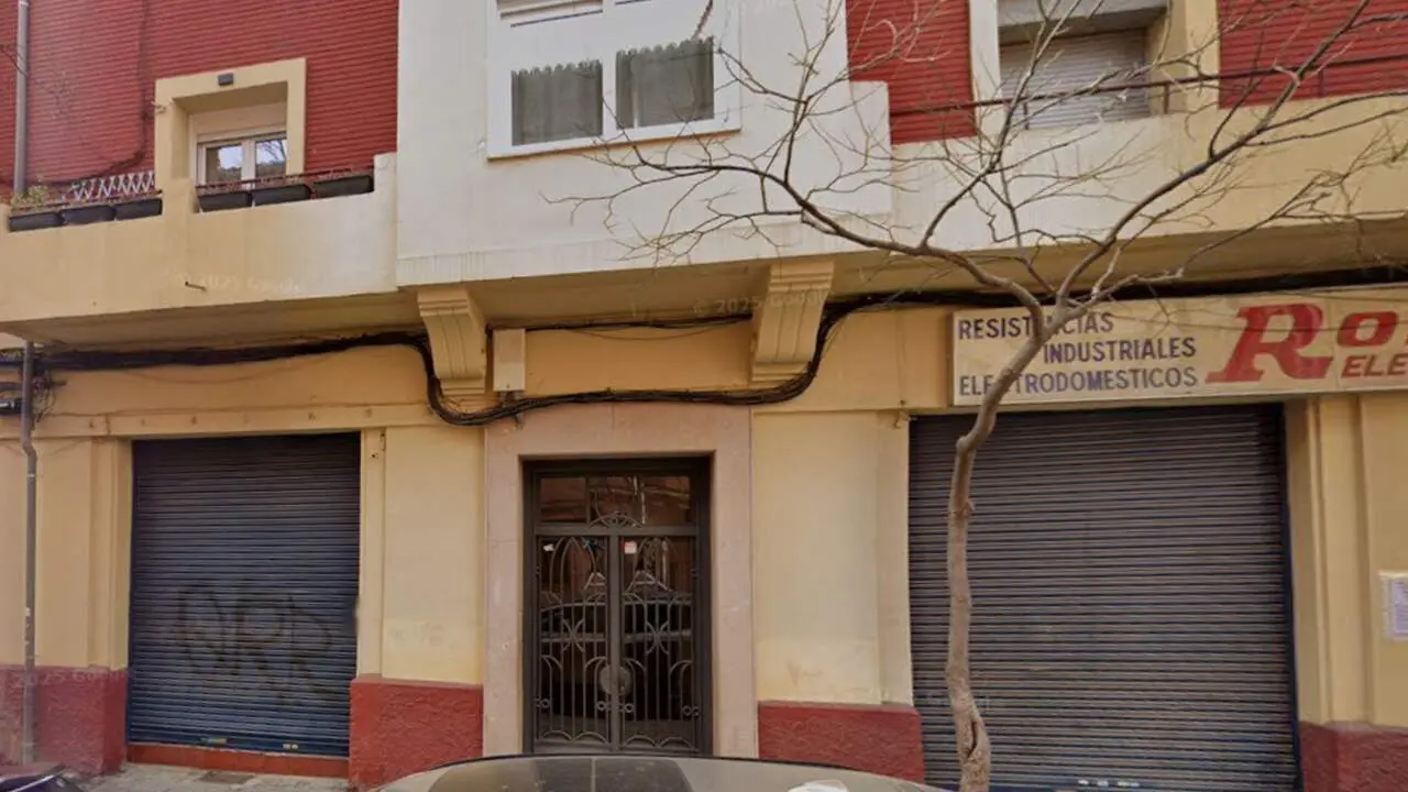 El edificio de Zaragoza que ha sido desalojado este martes./ HA