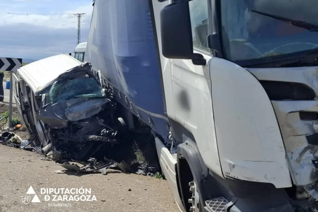 Accidente de tr&aacute;fico entre una furgoneta y un veh&iacute;culo articulado en la carretera N-122, en el t&eacute;rmino municipal de Ag&oacute;n. - DIPUTACI&Oacute;N DE ZARAGOZA.