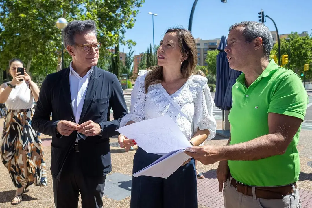 La alcaldesa, Natalia Chueca, esta ma&ntilde;ana durante su visita al barrio Oliver. /AZ